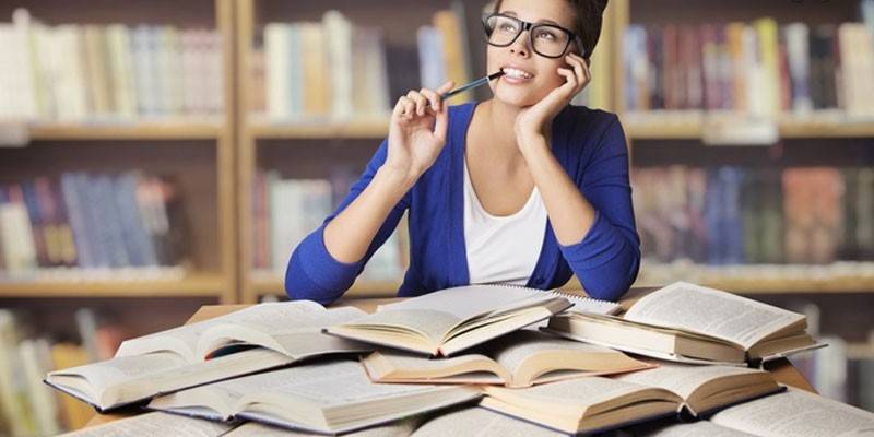 Menina na biblioteca