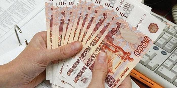 الأوراق النقدية في اليدين