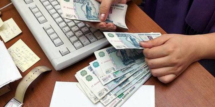 Жена броји новац