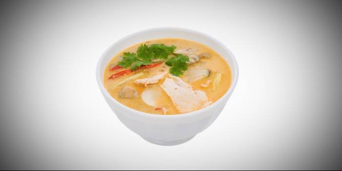 Tom yum zupa ar vistu un kokosriekstu pienu