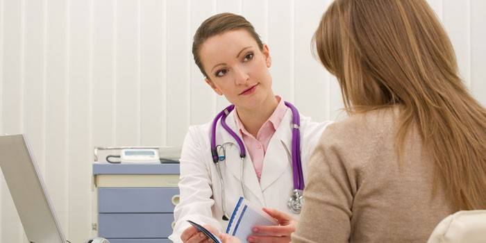 La ragazza consulta un medico