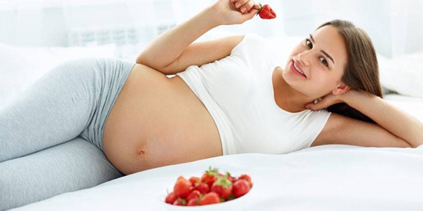 امرأة حامل مع الفراولة