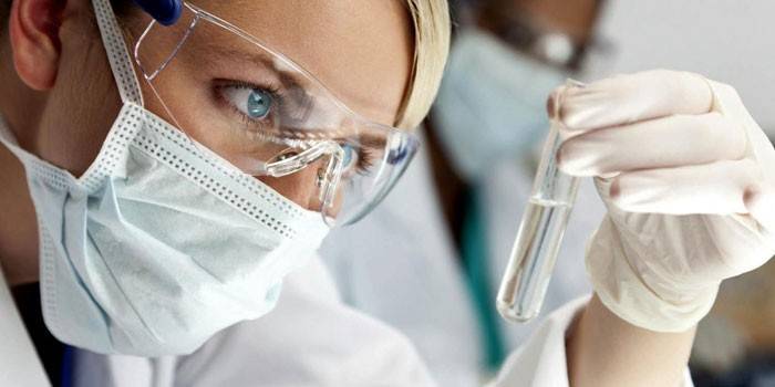 Um médico examina um teste de urina para amilase