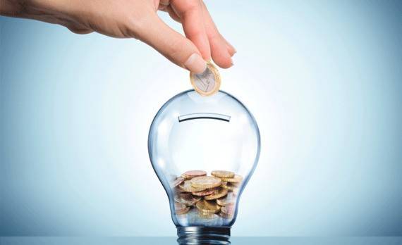 Lány dob pénzt egy malacka bankban
