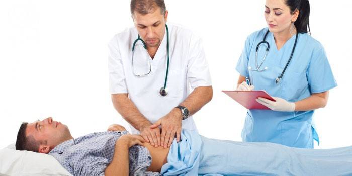 Médecin et infirmière examinant un patient