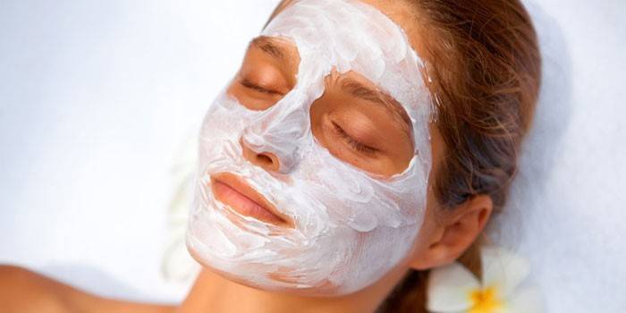 Maschera con prodotti lattiero-caseari