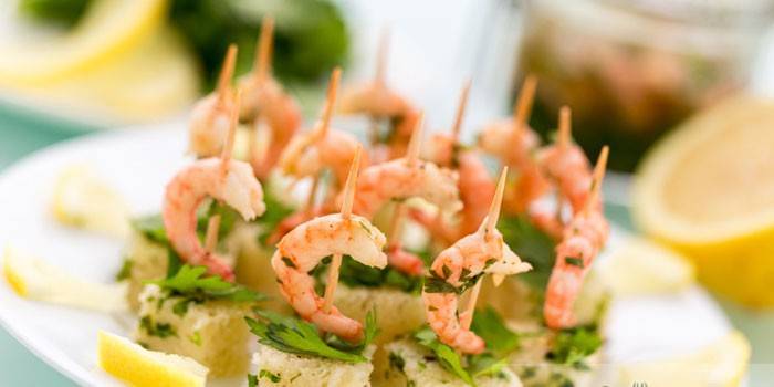 Canapés de camarones ensartados