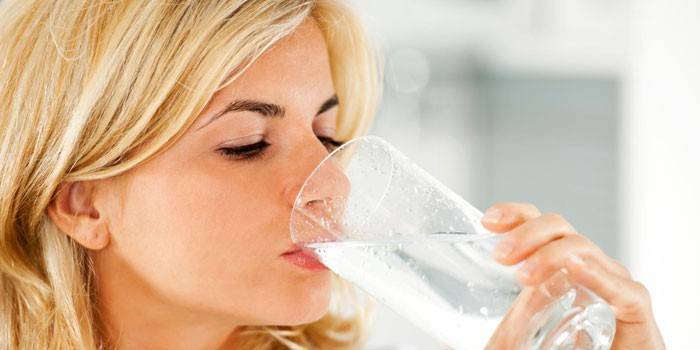 Mädchen trinkt Wasser