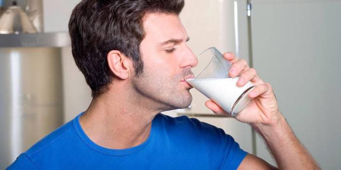 L'uomo beve il latte