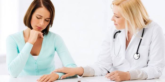 Le médecin conseille le patient