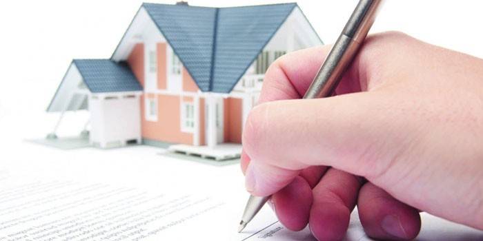 L'uomo firma un documento