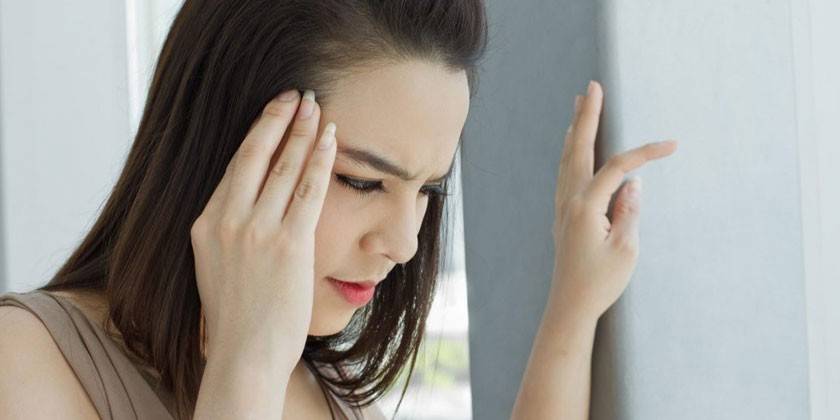 وضعت الفتاة يدها على المعبد