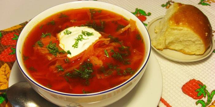 Sopa de beterraba ucraniana com donuts