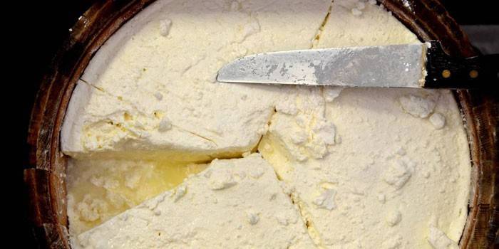 Queso feta queso en un barril