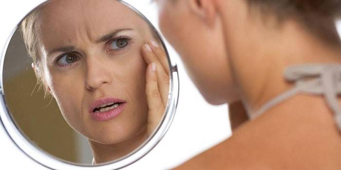 Femme regardant dans le miroir