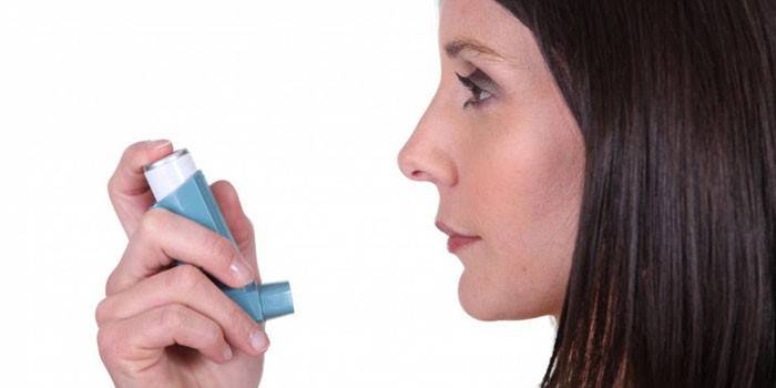 Fată cu un inhalator în mână