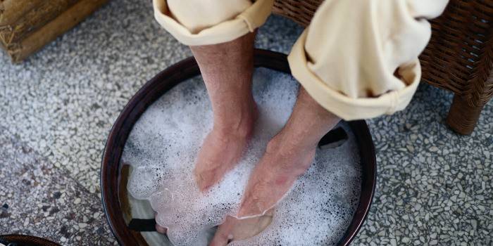 Người đàn ông làm bồn ngâm chân