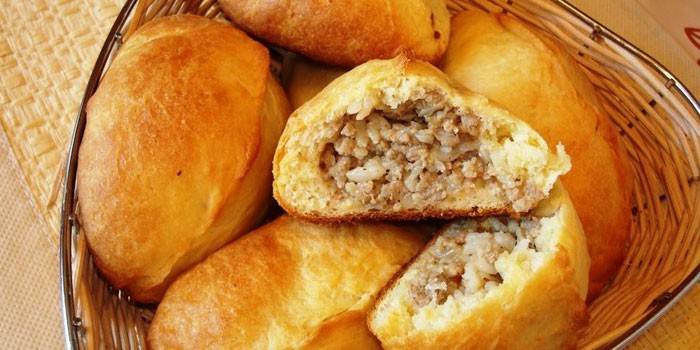 Tortas com arroz, ovo e carne