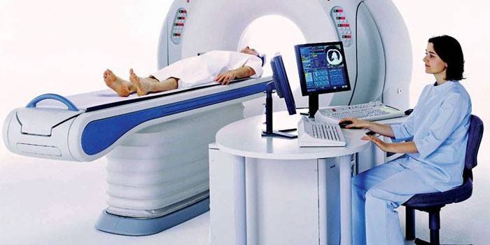 Donna in sessione di tomografia computerizzata