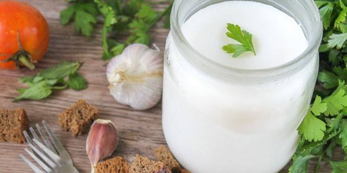 Bir kavanoza rendelenmiş domuz yağı