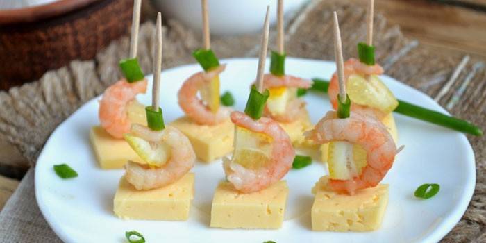 Canapés de camarones y queso