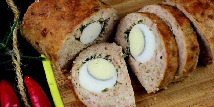 Rolo de ovos e cogumelos