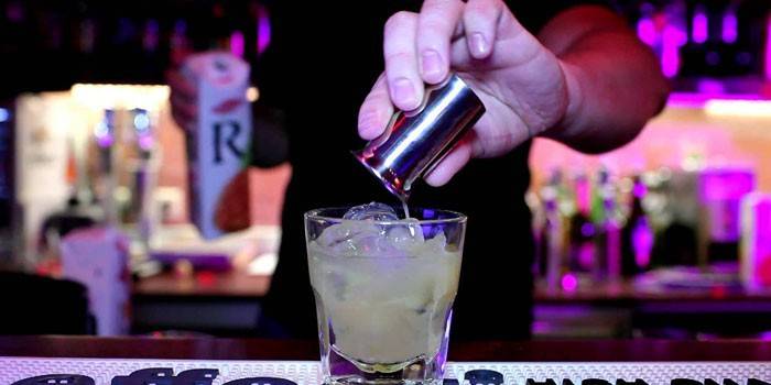 Barman đang pha một ly cocktail