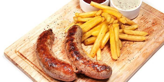 Hausgemachte Würste und Pommes