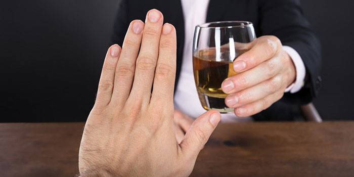 Man lehnt Alkohol ab