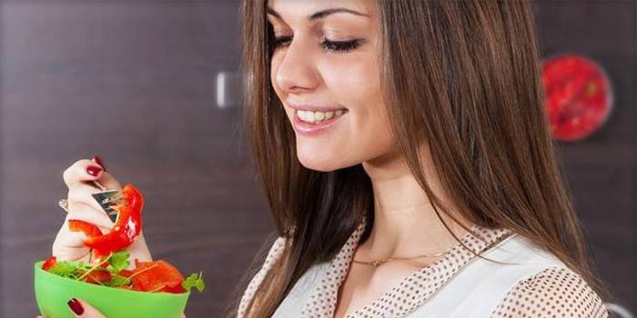 Salata yiyen kız