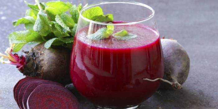 Rote-Bete-Wurzeln Saft in einem Glas