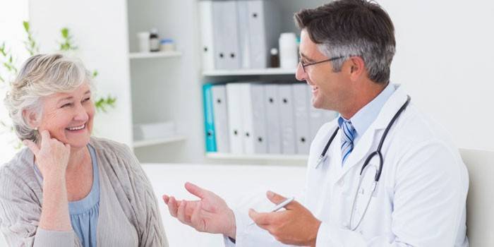 Mujer en la consulta con un médico.