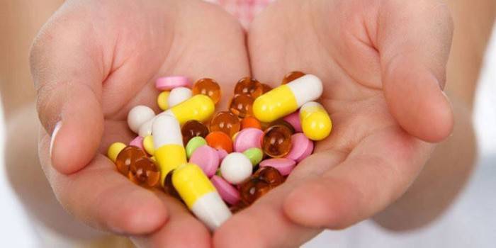 Pilules et capsules dans les paumes