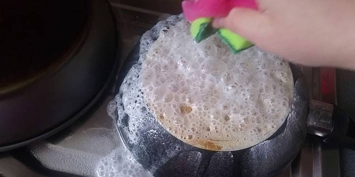 Vetyperoksidia astian puhdistamiseksi