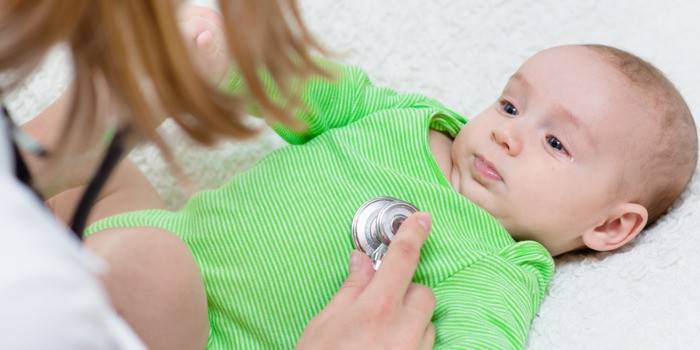 Il dottore sta ascoltando un bambino