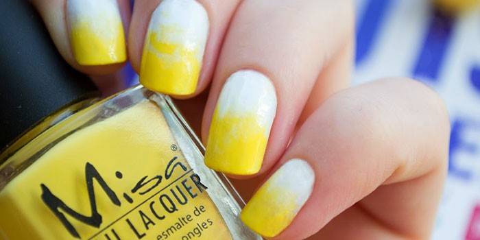 Manicura de color groc degradat.