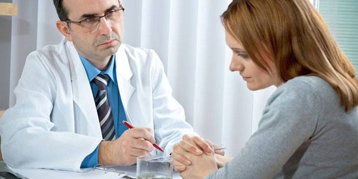 Doktor konsültasyonunda kadın
