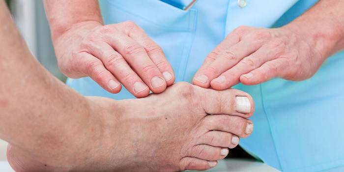 Le médecin examine les jambes du patient