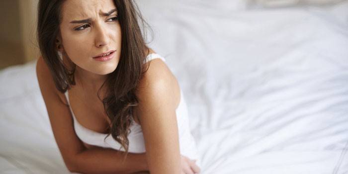 Fille tenant les mains sur son ventre