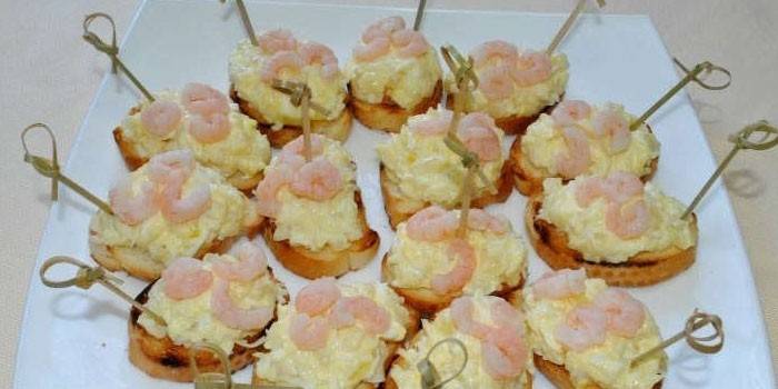 Canapés de camarones y piña