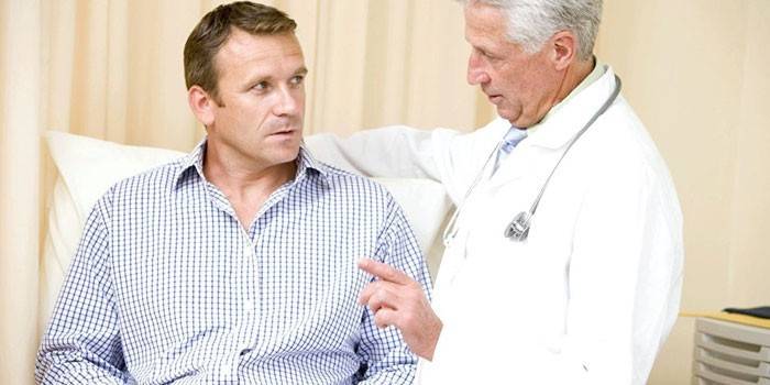 Der Arzt berät den Patienten