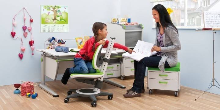 Mama namų darbus atlieka su dukra