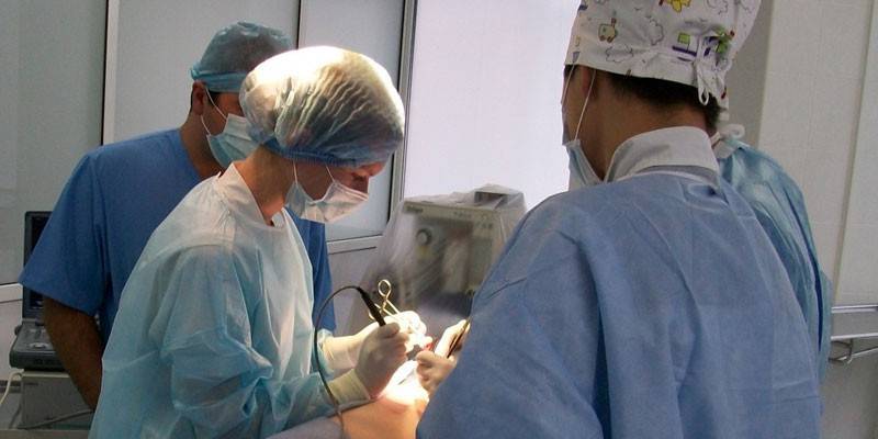 Les médecins effectuent une opération