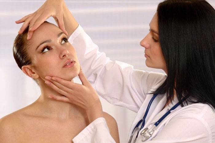 Examen du nez du patient