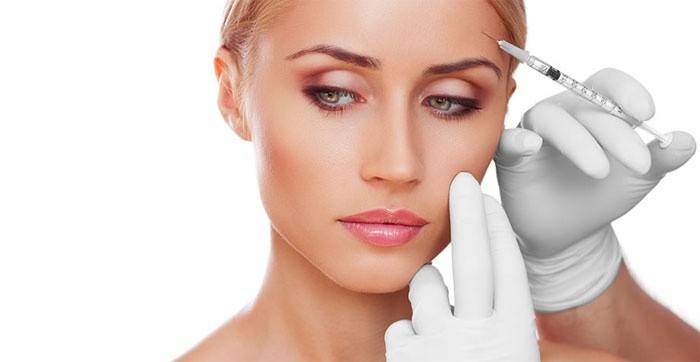 Mesoterapia para rugas faciais é dada a uma menina
